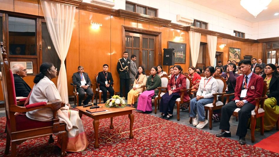 President Murmu meets displaced families in Imphal as Kuki groups announce boycott President Murmu meets displaced families in Imphal as Kuki groups announce boycott
