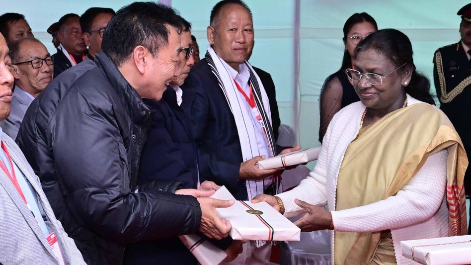 President Murmu meets Manipur's only vulnerable tribal group amid boycott by Kuki displaced communities President Murmu meets Manipur's only vulnerable tribal group amid boycott by Kuki displaced communities