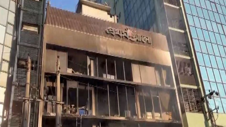 Bangladesh awakes to uneasy calm after violent night of assaults on Press Bangladesh awakes to uneasy calm after violent night of assaults on Press