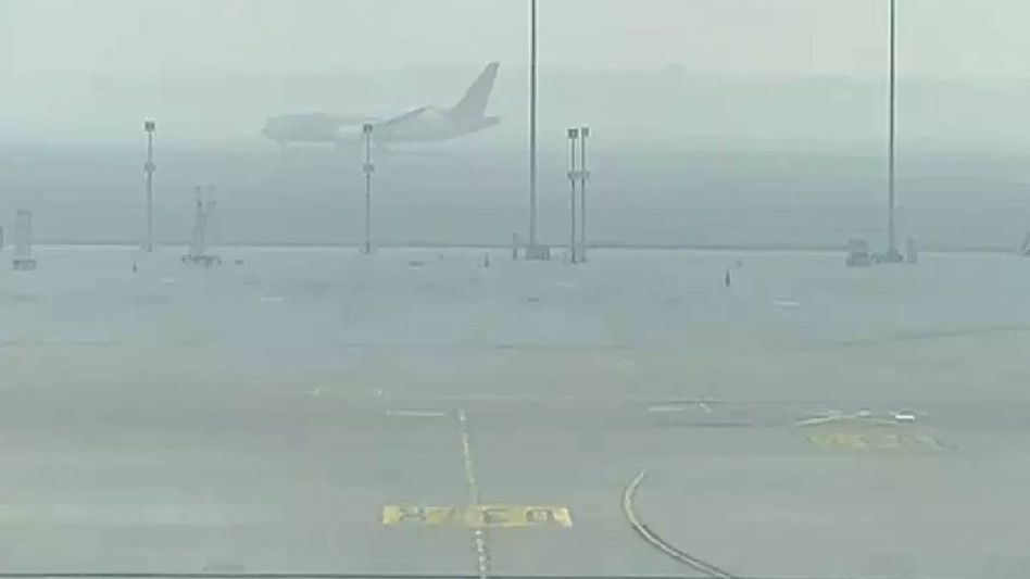 Dense fog paralyzes Northern India, Delhi bears the brunt with mass flight cancellations Dense fog paralyzes Northern India, Delhi bears the brunt with mass flight cancellations