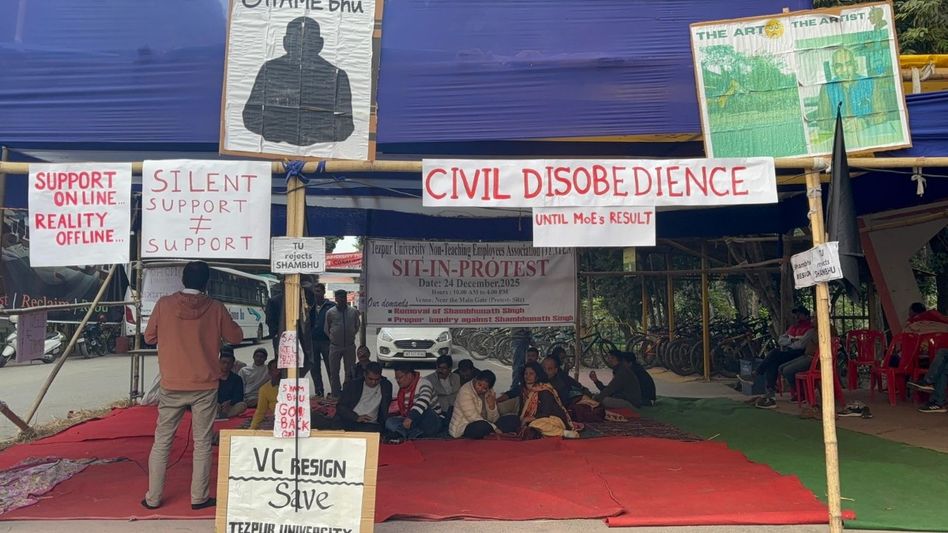 Tezpur University non-teaching staff hold sit-in, back students’ demand for VC’s removal Tezpur University non-teaching staff hold sit-in, back students’ demand for VC’s removal