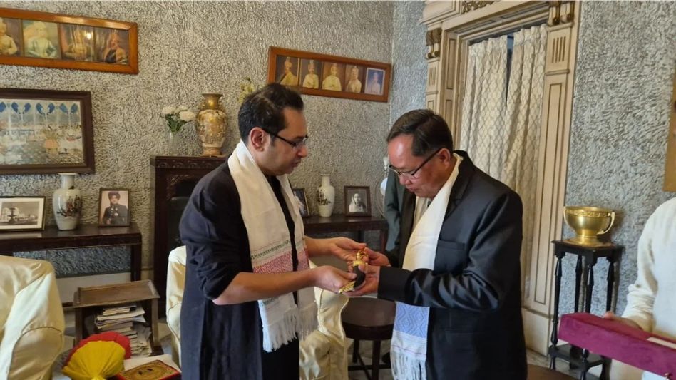 Pradyot Kishore Manikya honours Chakma community head with silver coin at royal palace Pradyot Kishore Manikya honours Chakma community head with silver coin at royal palace