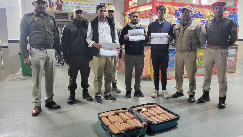 25 kg of cannabis seized on Brahmaputra Mail, GRP arrests Bihar man in Assam's Bongaigaon 25 kg of cannabis seized on Brahmaputra Mail, GRP arrests Bihar man in Assam's Bongaigaon