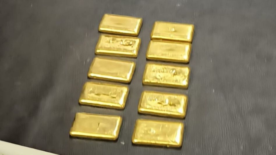 Assam: Badarpur GRP seizes gold biscuits worth over Rs 1.3 crore, one arrested Assam: Badarpur GRP seizes gold biscuits worth over Rs 1.3 crore, one arrested
