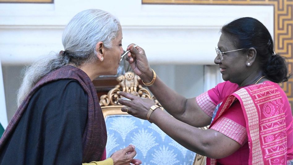 Sitharaman meets President ahead of record ninth Union Budget Sitharaman meets President ahead of record ninth Union Budget