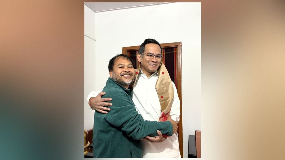 Raijor Dal seeks 15 seats from Congress, Akhil Gogoi releases party manifesto after meeting Gaurav Gogoi Raijor Dal seeks 15 seats from Congress, Akhil Gogoi releases party manifesto after meeting Gaurav Gogoi