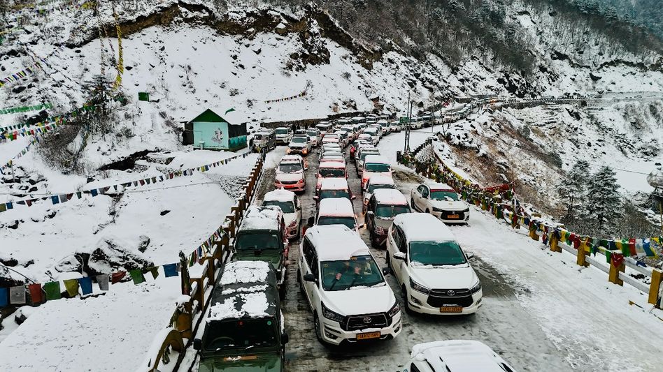 Indian Army rescues 46 tourists, secures 150 vehicles amid heavy snowfall in East Sikkim Indian Army rescues 46 tourists, secures 150 vehicles amid heavy snowfall in East Sikkim
