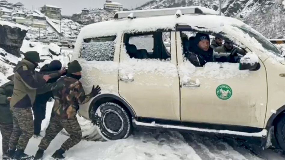 Over 2,700 tourists stranded near Tsomgo Lake rescued after heavy snowfall Over 2,700 tourists stranded near Tsomgo Lake rescued after heavy snowfall