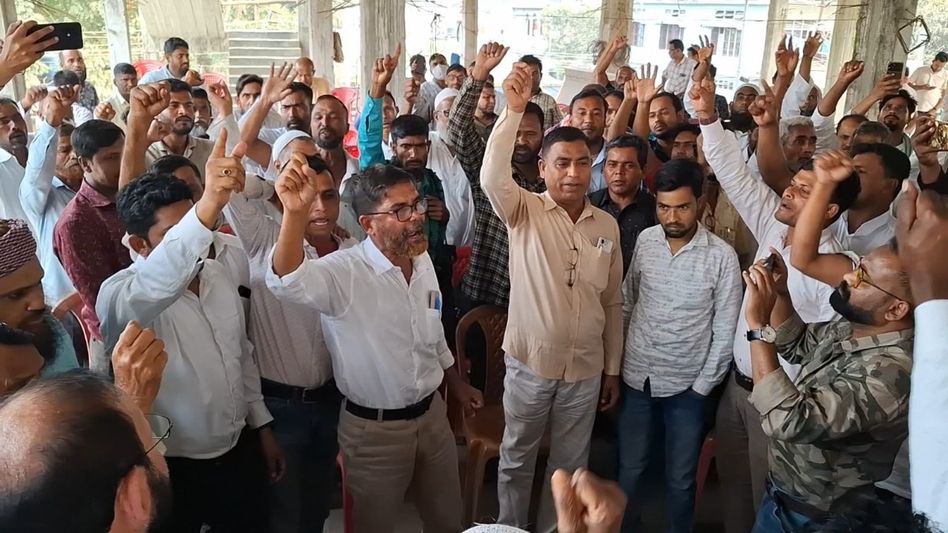 Assam: Internal rift widens in AIUDF as Dhubri cadres oppose induction of former Congress MLA Ali Akbar Miah Assam: Internal rift widens in AIUDF as Dhubri cadres oppose induction of former Congress MLA Ali Akbar Miah