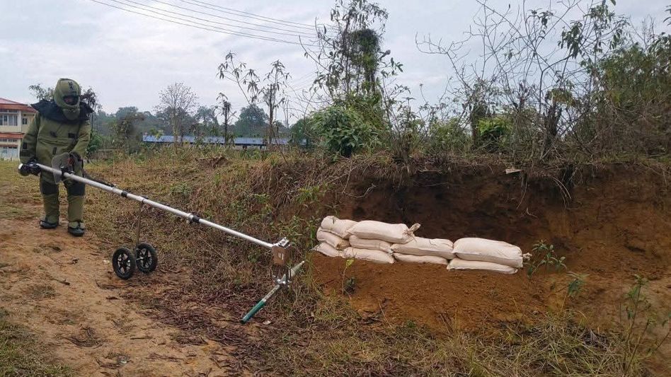 Indian Army neutralises unexploded bombs after ULFA(I) assault on Assam police camp Indian Army neutralises unexploded bombs after ULFA(I) assault on Assam police camp