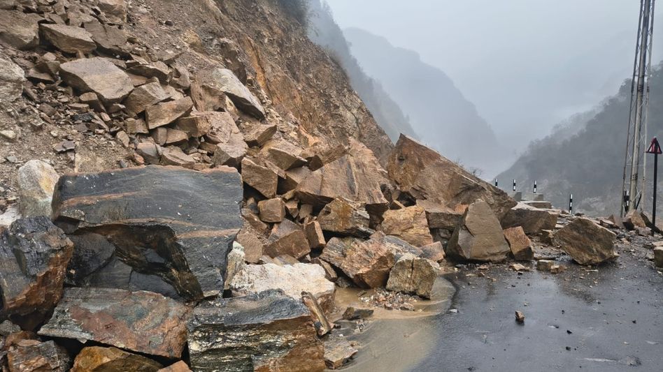 150–200 tourists stranded in Chungthang as landslides block North Sikkim routes 150–200 tourists stranded in Chungthang as landslides block North Sikkim routes