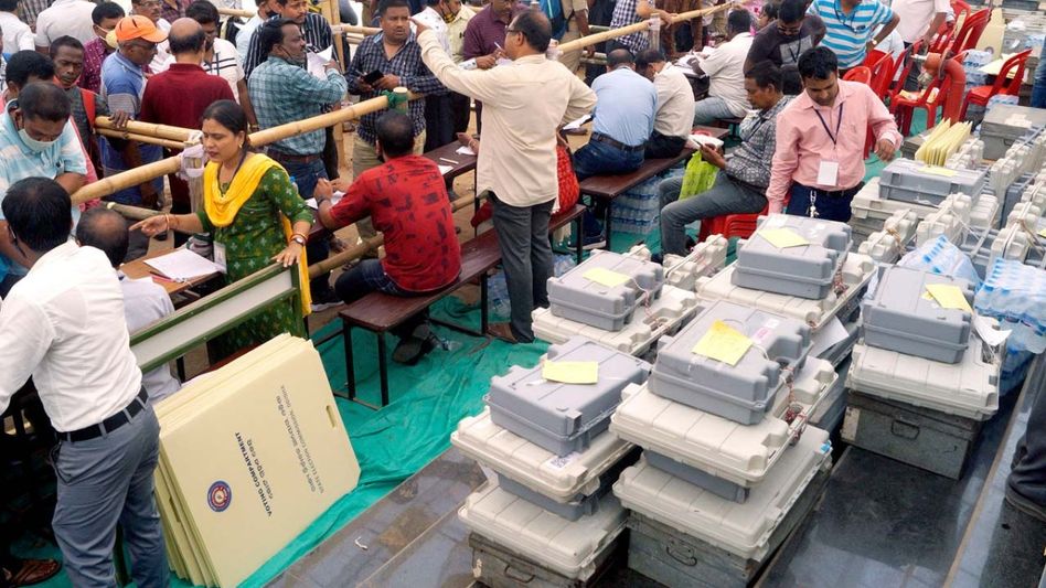 EC raises poll duty pay: Presiding officers to get Rs 500/day, micro-observers Rs 2,000, tiffin allowance hiked to Rs 500 EC raises poll duty pay: Presiding officers to get Rs 500/day, micro-observers Rs 2,000, tiffin allowance hiked to Rs 500