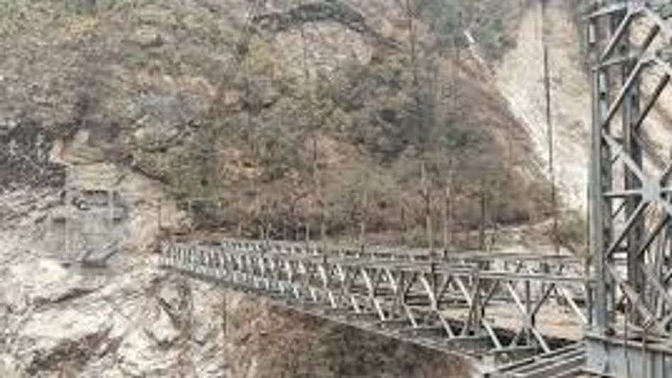 Sikkim: Road breach near Tarum Chu disrupts Lachen route; tourists stranded, advised to stay indoors Sikkim: Road breach near Tarum Chu disrupts Lachen route; tourists stranded, advised to stay indoors