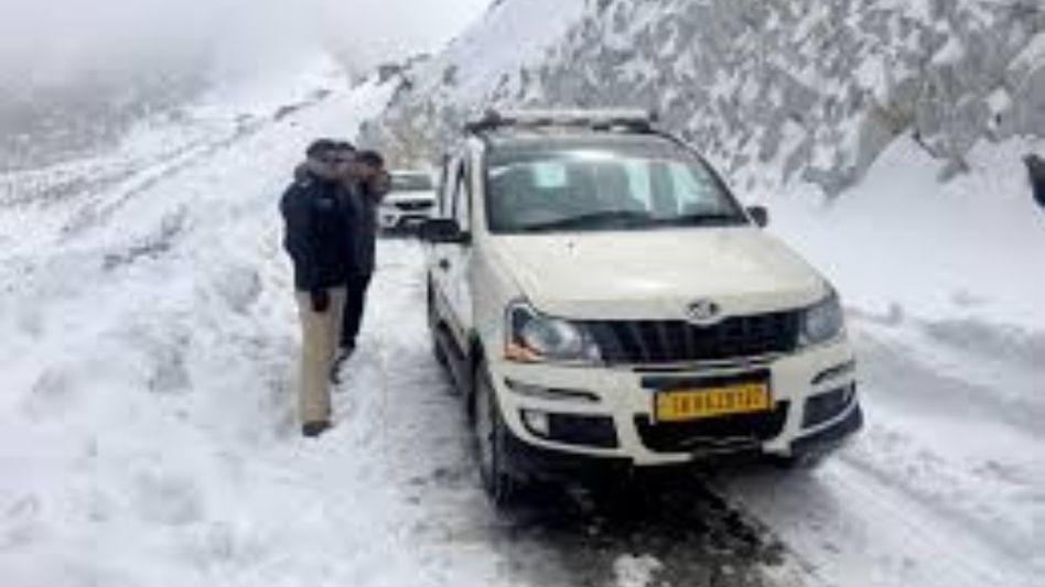 114 drivers rescued from stranded convoy in North Sikkim after major road breach 114 drivers rescued from stranded convoy in North Sikkim after major road breach