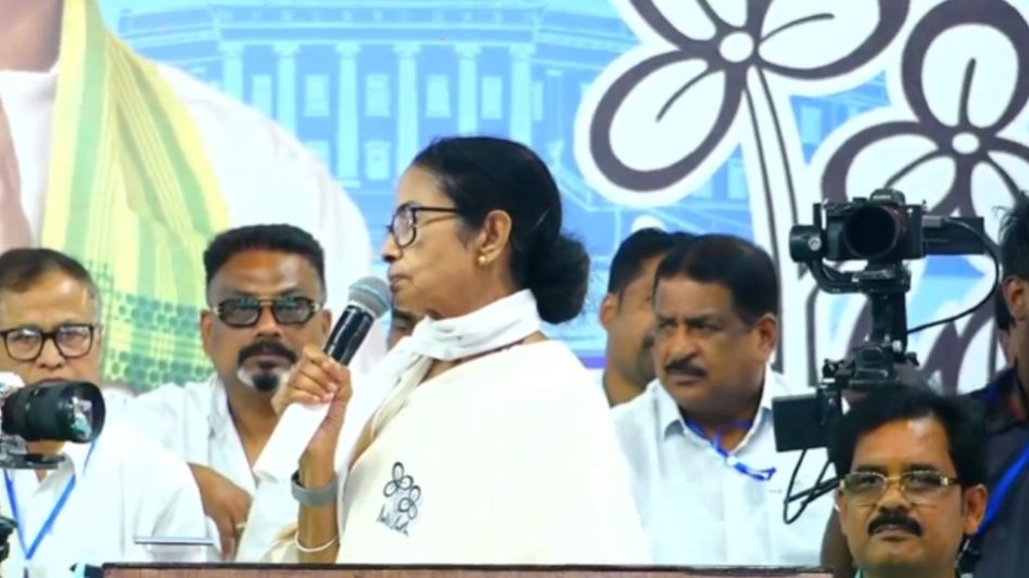 Mamata alleges BJP sending NRC notices from Assam, warns voters over data misuse Mamata alleges BJP sending NRC notices from Assam, warns voters over data misuse