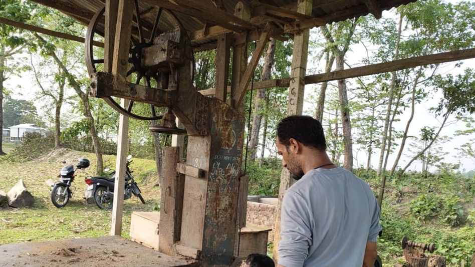 Illegal timber mill busted in Assam’s Dhubri riverine belt, operators flee scene Illegal timber mill busted in Assam’s Dhubri riverine belt, operators flee scene