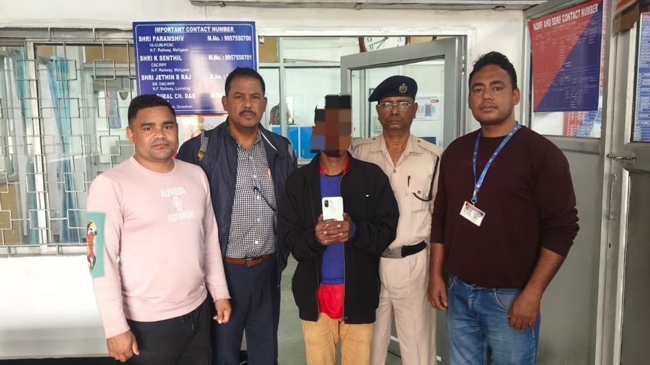 Railway security force nabs theft accused at Guwahati, other stations; stolen mobiles recovered Railway security force nabs theft accused at Guwahati, other stations; stolen mobiles recovered