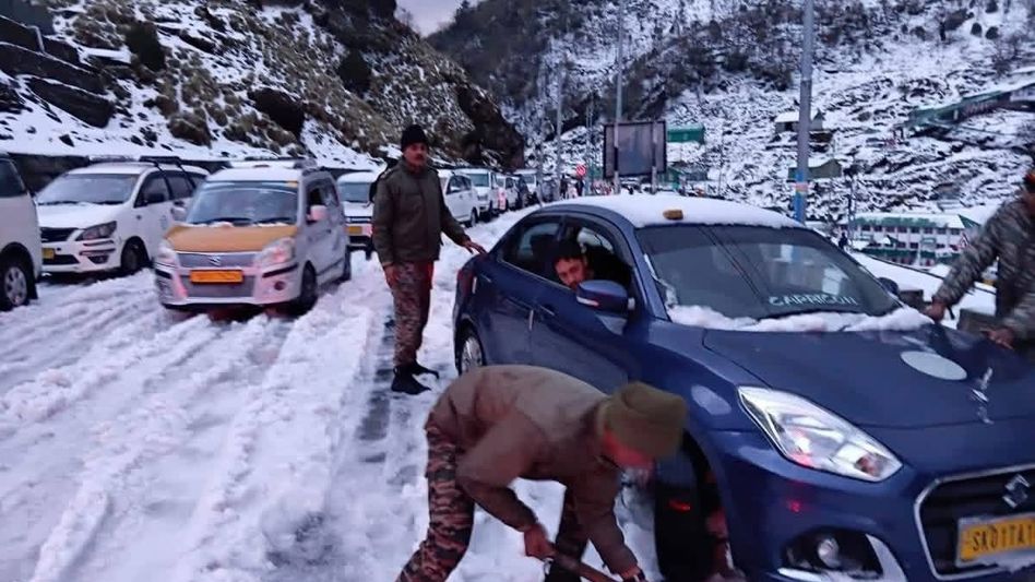 Snowfall chaos in East Sikkim triggers swift rescue response, traffic restored Snowfall chaos in East Sikkim triggers swift rescue response, traffic restored