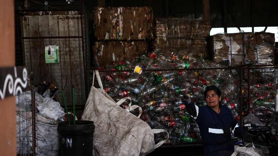 Not the ocean: Study uncovers true origin of airborne microplastics Not the ocean: Study uncovers true origin of airborne microplastics