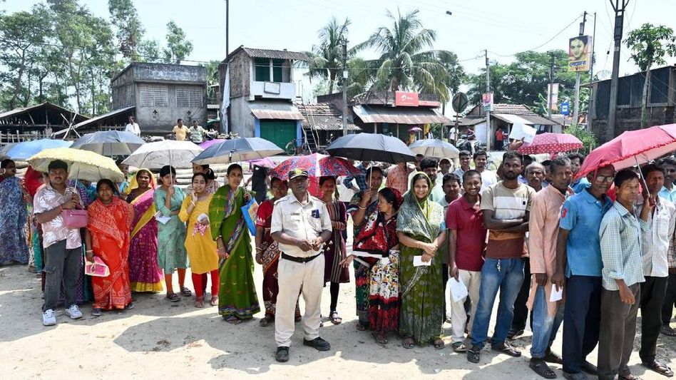 West Bengal sees nearly 40 per cent voter turnout by 11 am in phase 2 polling West Bengal sees nearly 40 per cent voter turnout by 11 am in phase 2 polling