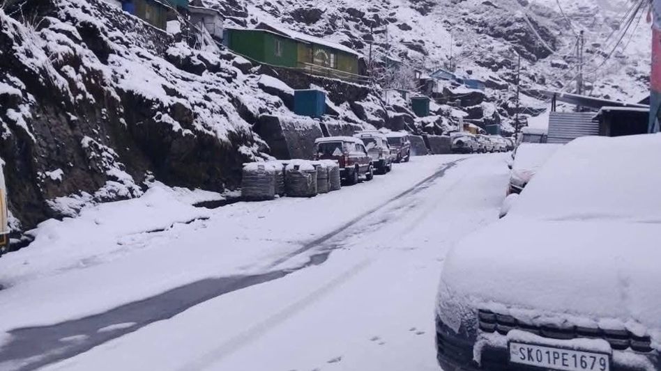 Sikkim: Fresh snowfall disrupts route to Nathula, travel restricted beyond Tsomgo Lake Sikkim: Fresh snowfall disrupts route to Nathula, travel restricted beyond Tsomgo Lake