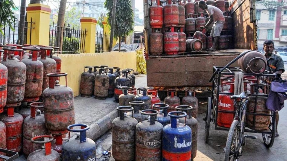 Commercial LPG cylinder prices hiked by Rs 933 amid rising global crude oil prices Commercial LPG cylinder prices hiked by Rs 933 amid rising global crude oil prices