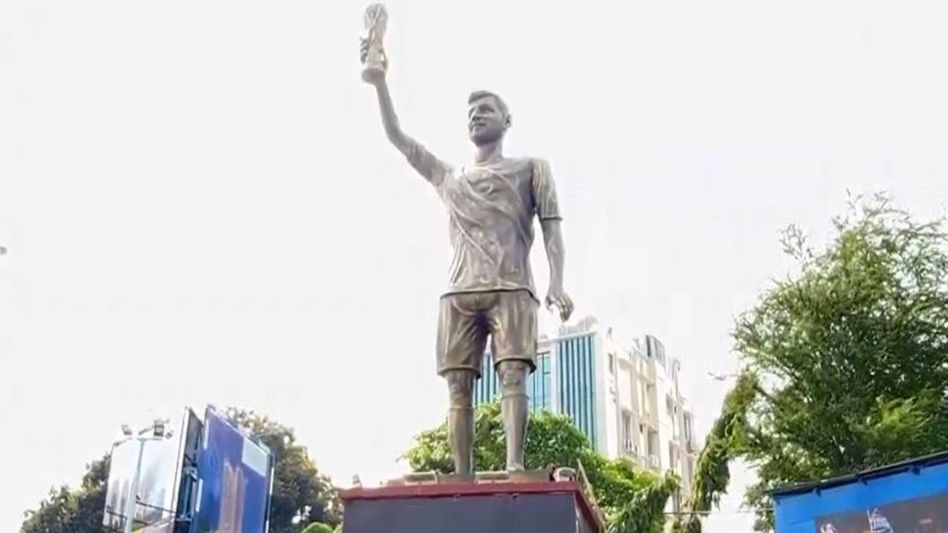 Messi statue in Kolkata to be removed after safety concerns Messi statue in Kolkata to be removed after safety concerns