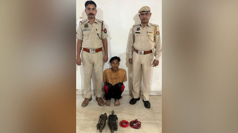 Two burglars held in Guwahati; stolen gold jewellery and mobile phones recovered Two burglars held in Guwahati; stolen gold jewellery and mobile phones recovered