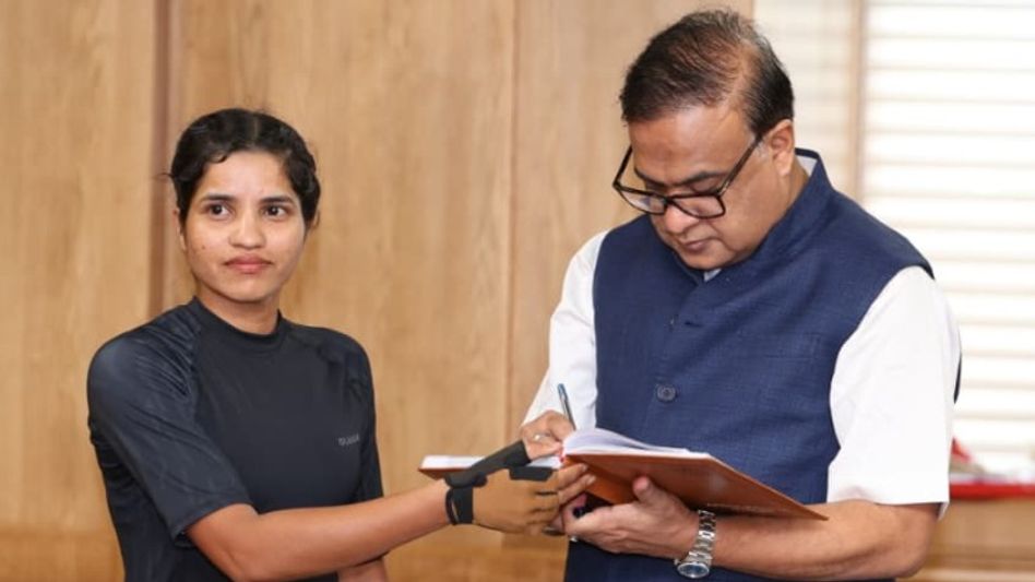 Assam CM interacts with cyclist Asha Malviya, extends Rs 1 lakh support for women’s empowerment journey Assam CM interacts with cyclist Asha Malviya, extends Rs 1 lakh support for women’s empowerment journey