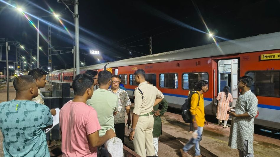 Disabled woman gives birth aboard Silchar–Agartala train; social worker praised for timely assistance Disabled woman gives birth aboard Silchar–Agartala train; social worker praised for timely assistance