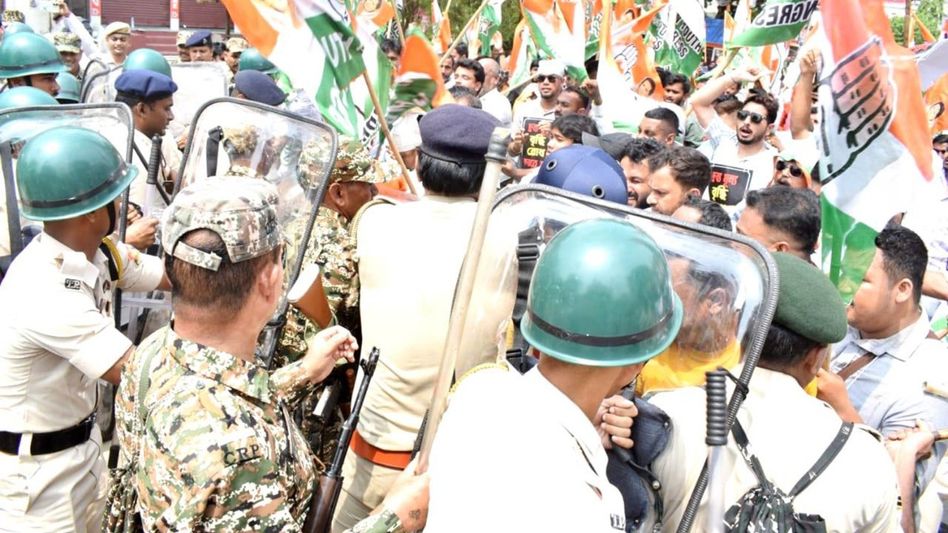 Tripura Congress meets CRPF DIG, seeks action over alleged lathi charge by Assistant Commandant during NEET protest Tripura Congress meets CRPF DIG, seeks action over alleged lathi charge by Assistant Commandant during NEET protest