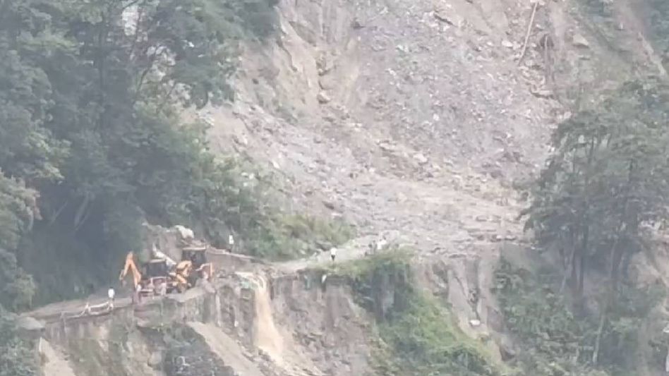 Sikkim: Landslide disrupts traffic movement between Singtam and Rangpo, commuters advised to take alternate route Sikkim: Landslide disrupts traffic movement between Singtam and Rangpo, commuters advised to take alternate route