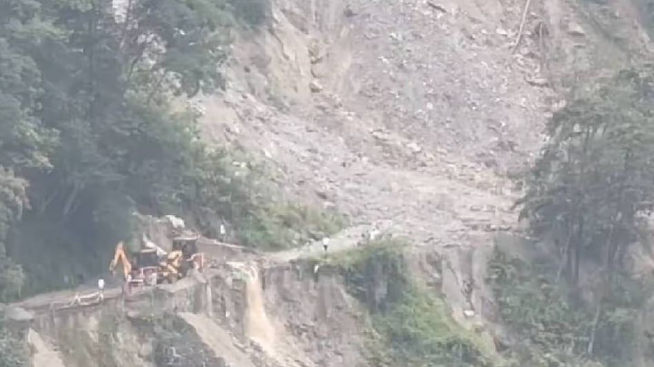 Sikkim: Vehicular movement restored on NH-10 following landslide clearance between Singtam and Rangpo Sikkim: Vehicular movement restored on NH-10 following landslide clearance between Singtam and Rangpo