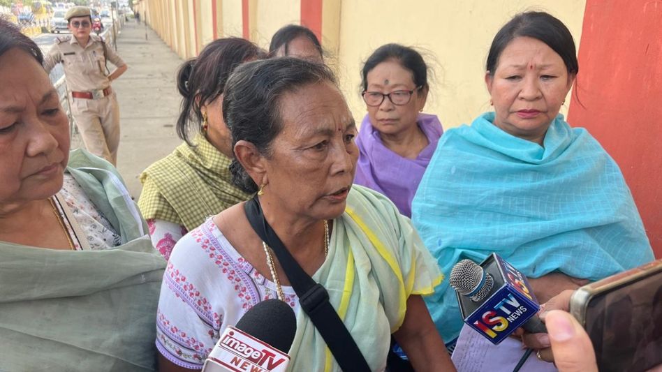 Women’s group condemns arrest of former Arambai Tenggol members, submits memorandum to Manipur governor Women’s group condemns arrest of former Arambai Tenggol members, submits memorandum to Manipur governor