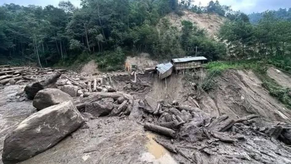 Five missing, 17 injured as flash floods and landslides disrupt Arunachal's western districts Five missing, 17 injured as flash floods and landslides disrupt Arunachal's western districts