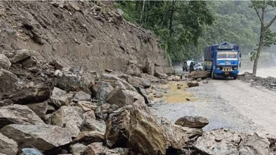 Landslides disrupt NH-10, traffic between Sikkim and Siliguri diverted Landslides disrupt NH-10, traffic between Sikkim and Siliguri diverted
