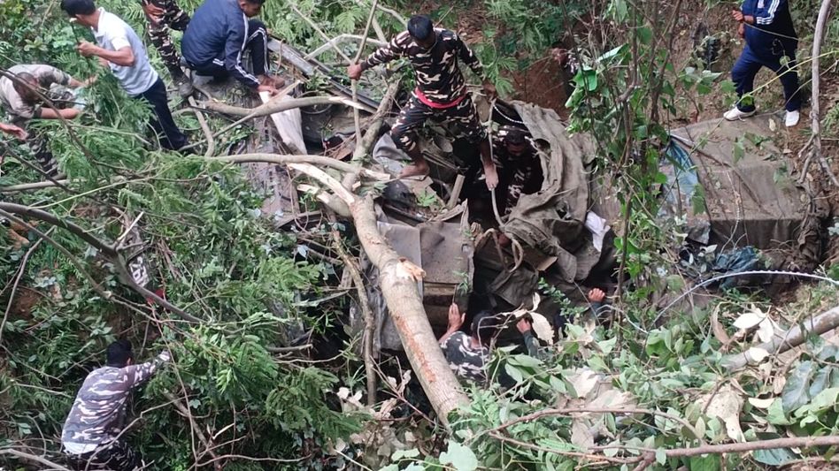 Army truck plunges into gorge in Arunachal's Dirang; one soldier killed, two injured Army truck plunges into gorge in Arunachal's Dirang; one soldier killed, two injured