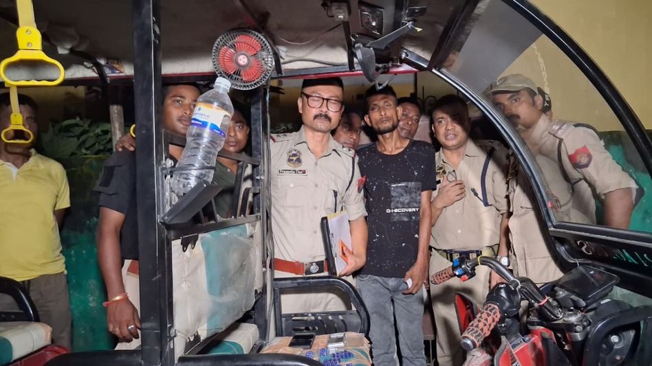 Drug peddler arrested, psychotropic capsules seized from e-rickshaw in Assam's Dhubri Drug peddler arrested, psychotropic capsules seized from e-rickshaw in Assam's Dhubri