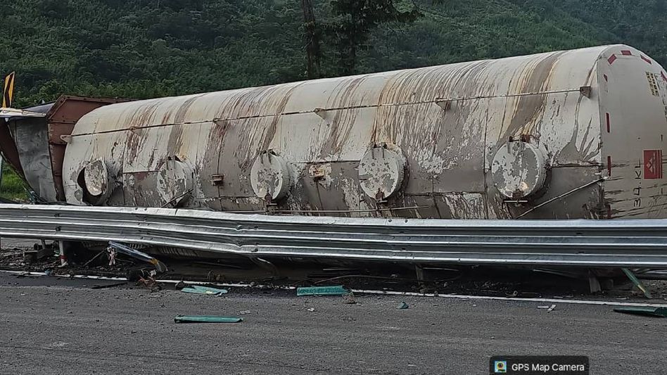 Assam: One dead after formalin-laden tanker meets with accident in Dima Hasao Assam: One dead after formalin-laden tanker meets with accident in Dima Hasao