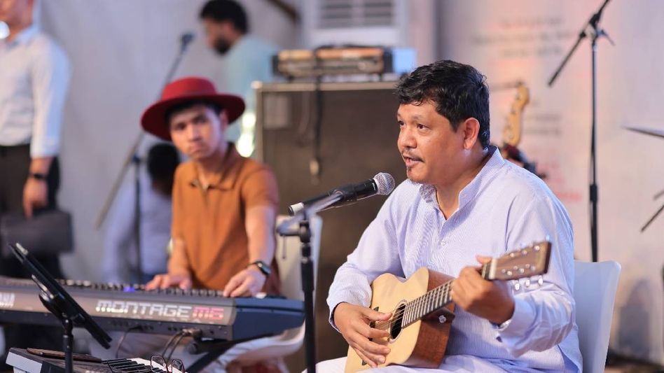 Meghalaya's Pineapple Festival ends on high note as CM Conrad Sangma performs with young musicians Meghalaya's Pineapple Festival ends on high note as CM Conrad Sangma performs with young musicians