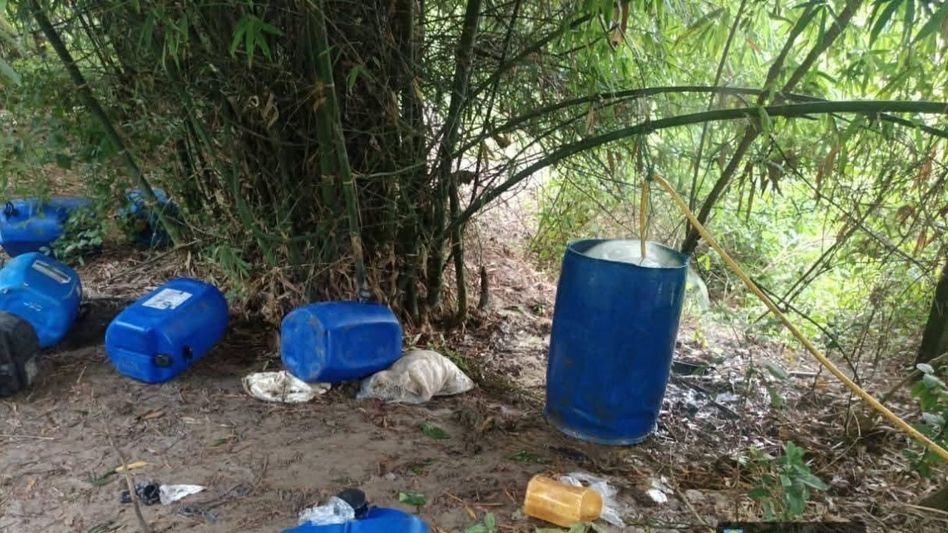Assam police seize 1,450 litres of stolen oil condensate, one arrested in Tinsukia Assam police seize 1,450 litres of stolen oil condensate, one arrested in Tinsukia
