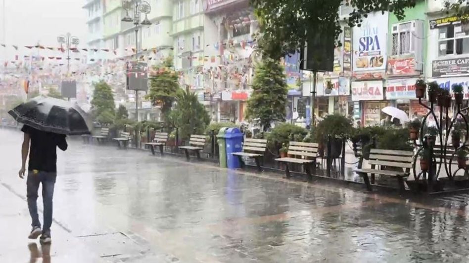 Sikkim: Landslide near Indo-China border enters 10th day, 65 families displaced Sikkim: Landslide near Indo-China border enters 10th day, 65 families displaced