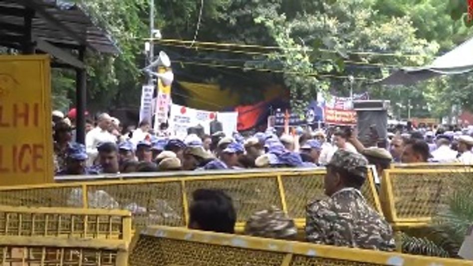 Security tightened at Jantar Mantar after Sonam Wangchuk shifted to hospital Security tightened at Jantar Mantar after Sonam Wangchuk shifted to hospital