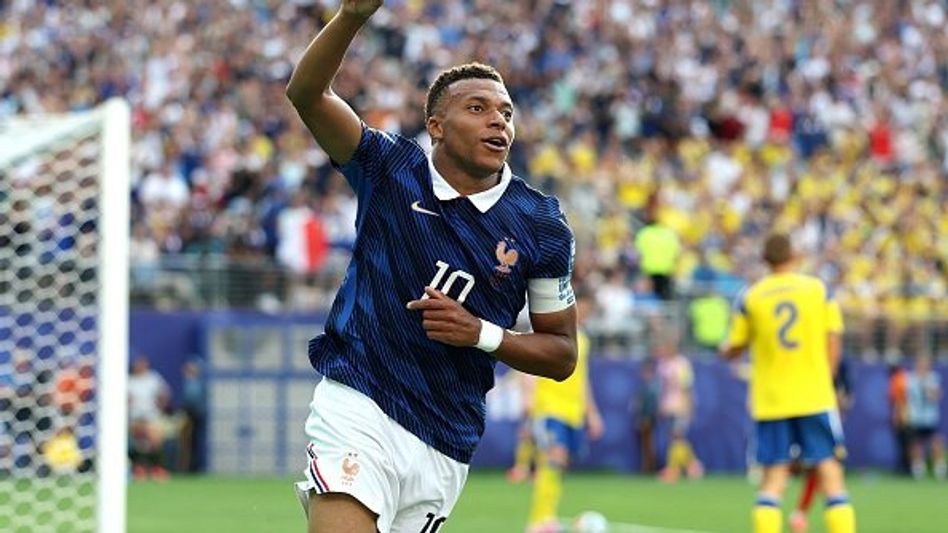 Mbappé breaks Messi's World Cup scoring record, takes Golden Boot lead despite France loss Mbappé breaks Messi's World Cup scoring record, takes Golden Boot lead despite France loss