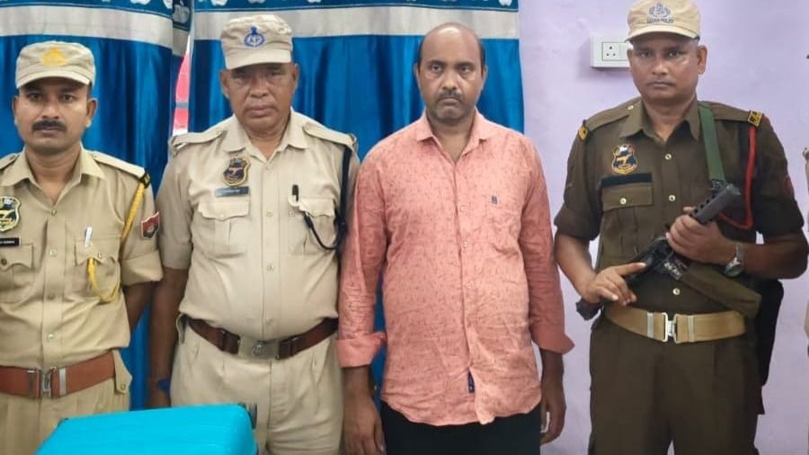 Pistol and live ammunition seized at Assam's New Bongaigaon Railway Station; Bihar man detained Pistol and live ammunition seized at Assam's New Bongaigaon Railway Station; Bihar man detained