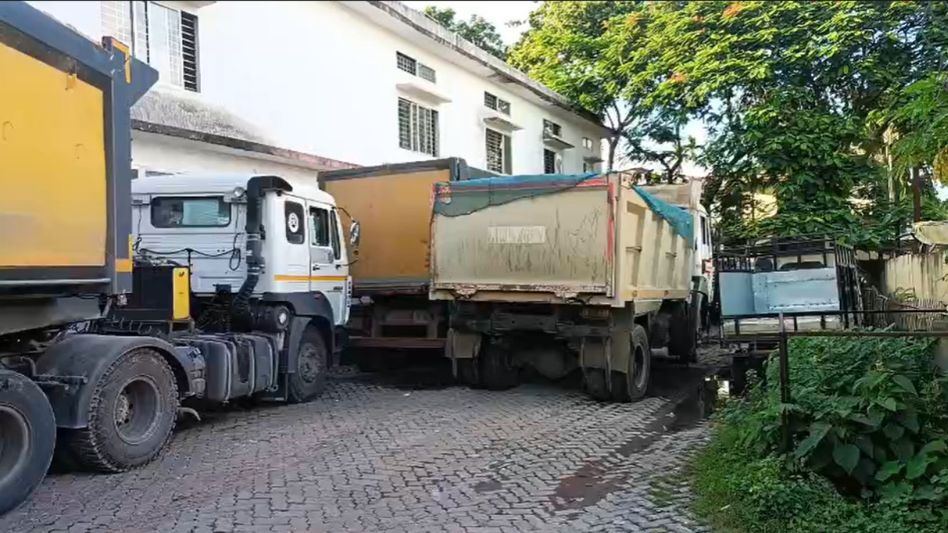 Assam: Nagaon transport department cracks down on illegal mining, seizes overloaded stone dumpers Assam: Nagaon transport department cracks down on illegal mining, seizes overloaded stone dumpers