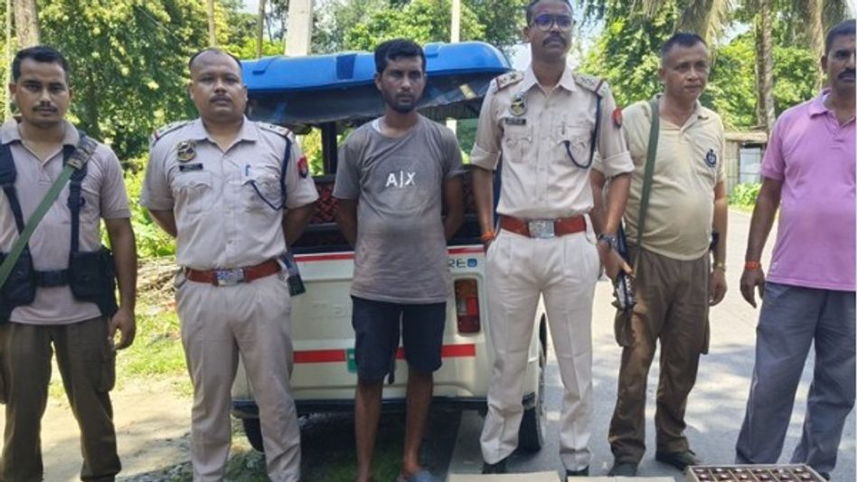 Assam's Sarthebari police seize 10 cartons of illegal liquor from battery-powered vehicle Assam's Sarthebari police seize 10 cartons of illegal liquor from battery-powered vehicle