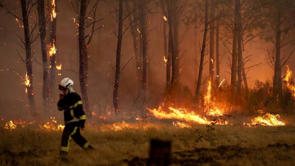 Wildfires force over 250,000 evacuations across Southwest France as blaze nears Bordeaux Wildfires force over 250,000 evacuations across Southwest France as blaze nears Bordeaux