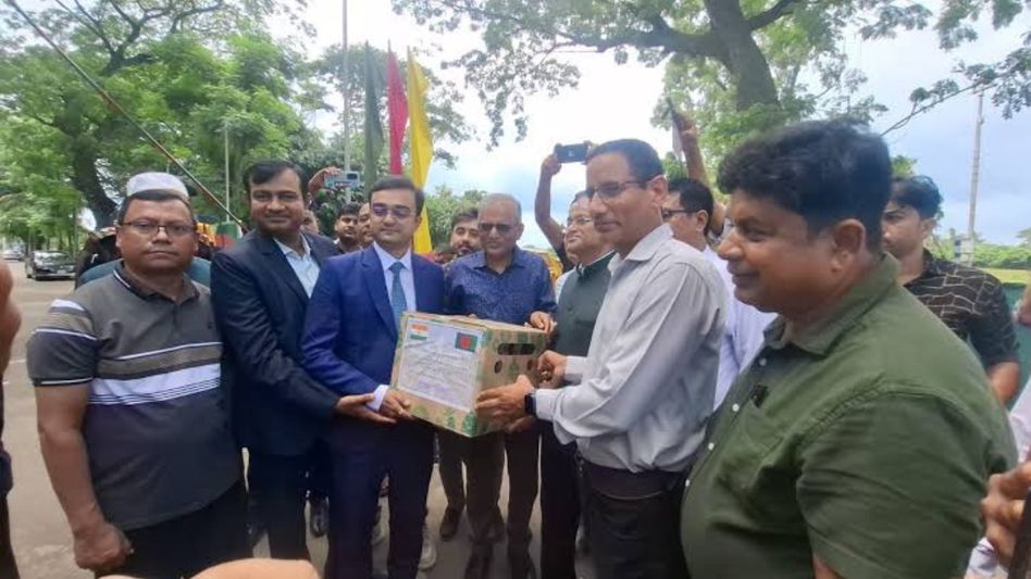 Tripura CM sends 600 Kew pineapples to Bangladesh PM as goodwill gesture Tripura CM sends 600 Kew pineapples to Bangladesh PM as goodwill gesture