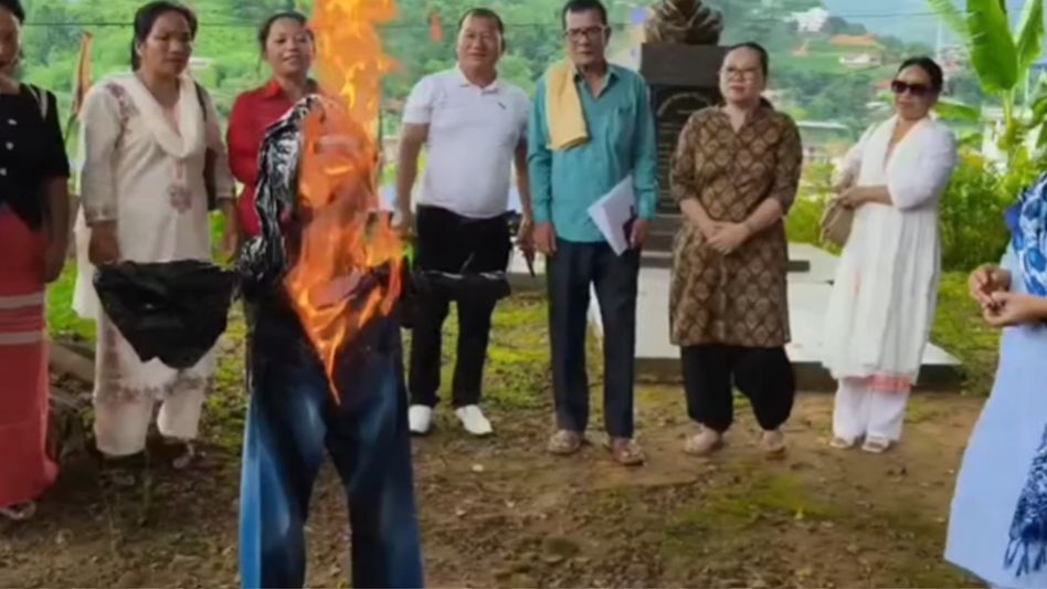 Arunachal Mahila Congress burns Kangana Ranaut’s effigy over ‘Generation Gutter’ remark Arunachal Mahila Congress burns Kangana Ranaut’s effigy over ‘Generation Gutter’ remark